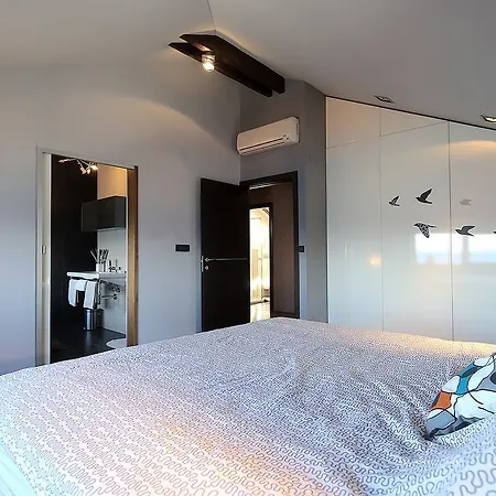 Unique * Οπατία